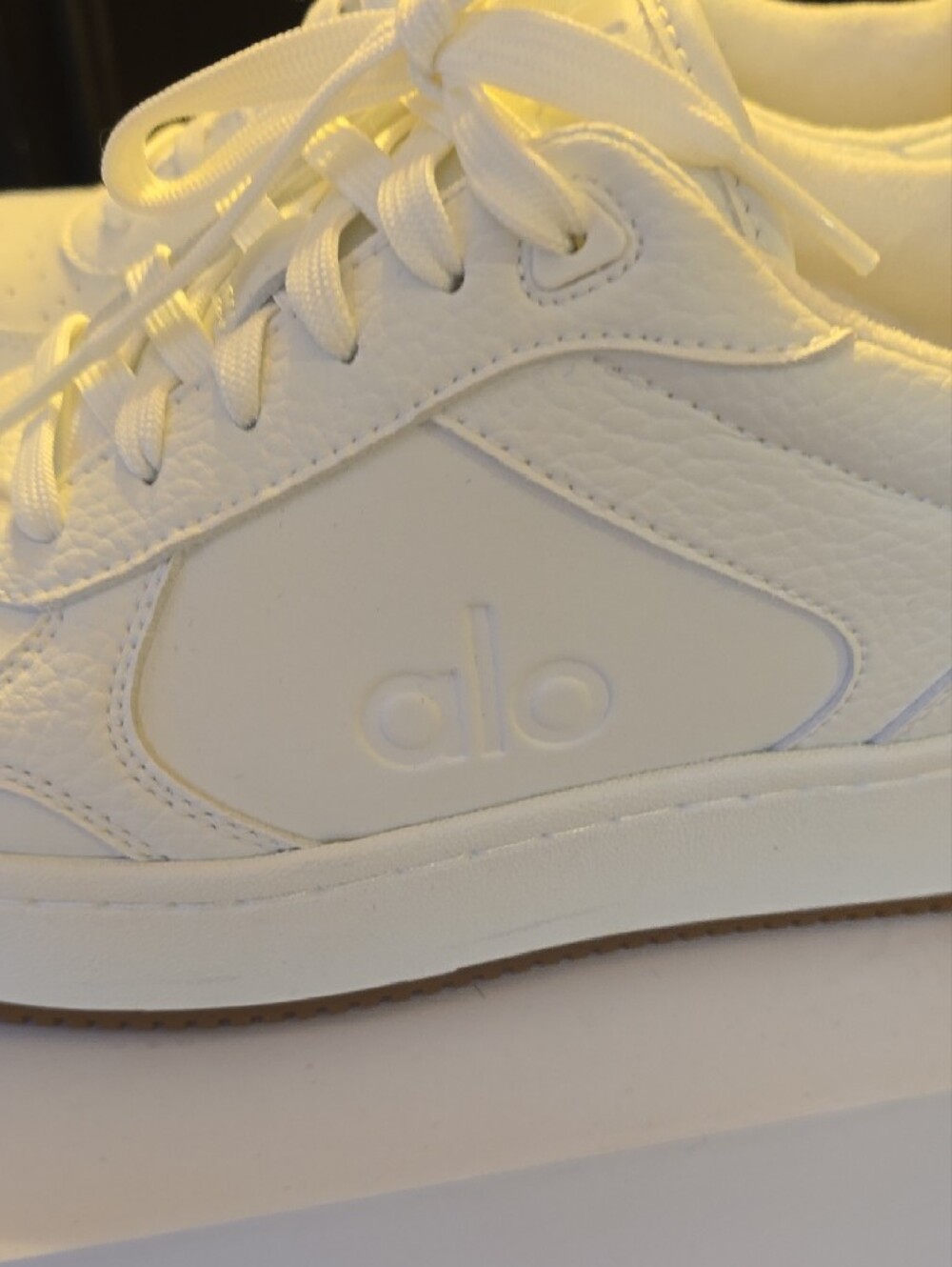 ALO Yoga Woman 7.5 White Sneakers with Gum Sole - Picture 3 of 8